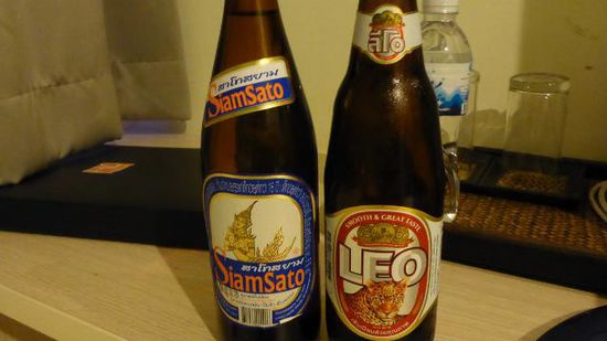 ...zwei Bier im Hotel, das linke kann man aber nicht trinken, ekelhaft süß und wohl nur aus Versehen in der Bierflasche gelandet... hat aber knapp 8% Alkohol. Ich habe es trotzdem weggeschüttet!!