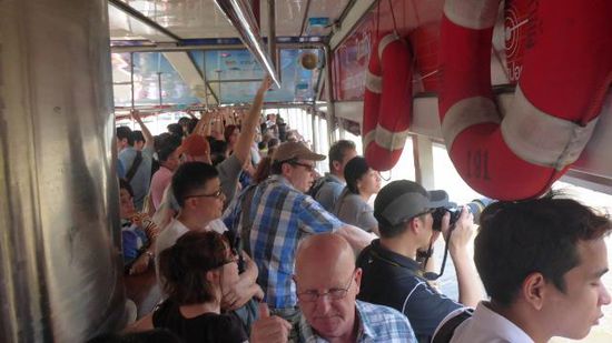Und so sieht es morgens um 11:00 Uhr auf den Exprssbooten aus, aber die Fahrt lohnt sich (und die teureren Touristenboote sind nicht leerer!)