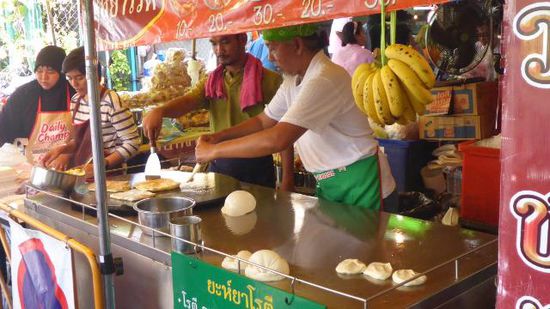 Am Wang-Lang-Market angekommen, gab es als erstes ein Roti mit Banane und Ei..