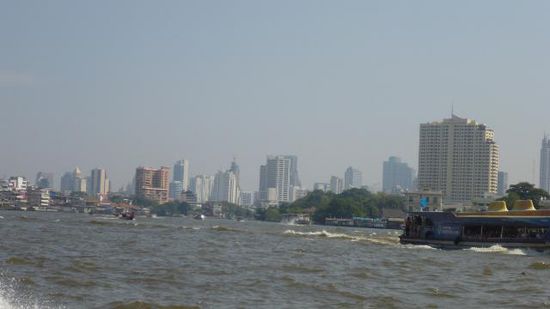 Ich weis gar nicht, ob ich schon ein Bild von der Skyline Bangkoks gezeigt habe, heute war es fast klar genug, damit man auch mal ein schönes Foto machen kann.
