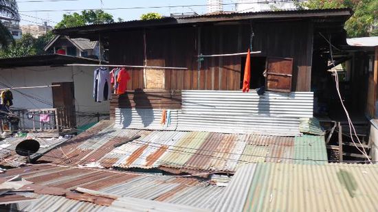 Leider das übliche Bild, wann immer man in ASIEN unterwegs ist. Entlang den Bahnlinien nur Slums, dahinter fängt die "normale" Bebauung an.