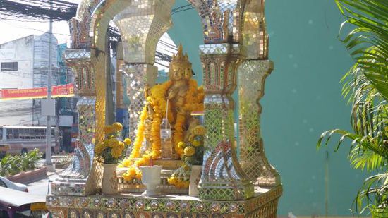 Der Altar vor dem Eingang.