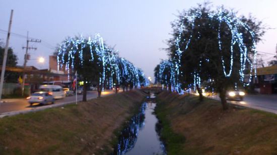 In der Stadt ist offensichtlich immer noch Weihnachten..