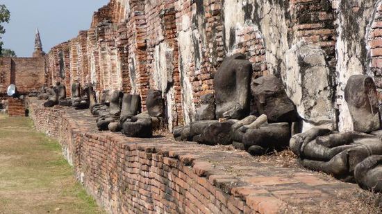 Und rundherum an der Mauer Überreste von Buddhafiguren, die lt. Reiseführer damals in Massenproduktion hergestellt wurden.