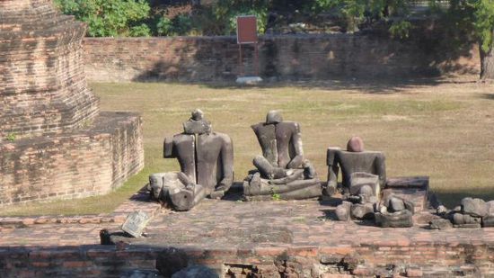 ..und überall die Überreste der Buddhafiguren., das scheint wirklich eine Massenproduktion gewesen zu sein.