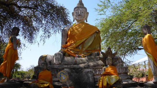 Und auch dieser Buddha, ich habe mittlerweile den Überblick verloren, zu welchem Wat er gehört, schön geschmückt und immer noch als Gebetsstelle akzeptiert und benutzt.