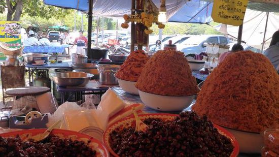 Wieder Zeit für eine Pause, im Bereich des Viharn Phra Mongkol Bophit ist ein kleiner Markt, und auf der Rückseite werde ich fündig....