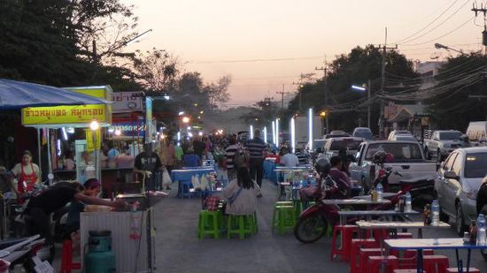 Jetzt ist es Zeit für den Nachtmarkt, schaut mal ein paar Bilder vorher die leere Straße, so sieht sie ein paar Stunden später aus..