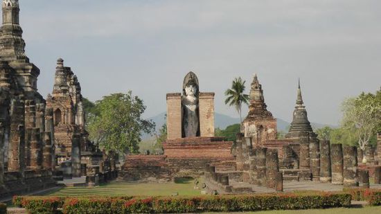 ...auch hier kann man nur annähernd die Größe des Parks erkennen, alles auf diesem Bild gehört zu Wat Mahatat und das ist...