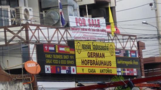 Und wo es solche Schilder gibt, da gehe ruhig vorbei, direkt am Nachtmarkt gelegen, nehmen solche Läden die Leute aus