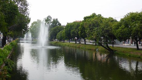 Dieser Wassergraben begrenzt die Altstadt, Teile der die Altastdt eingenzenden Mauer sind auch noch vorhanden.