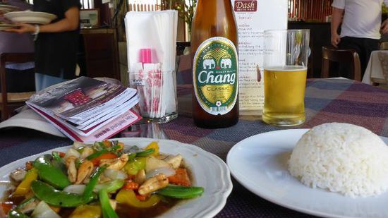 ... mit einem Chang-Bier und etwas Essen den Kauf und...