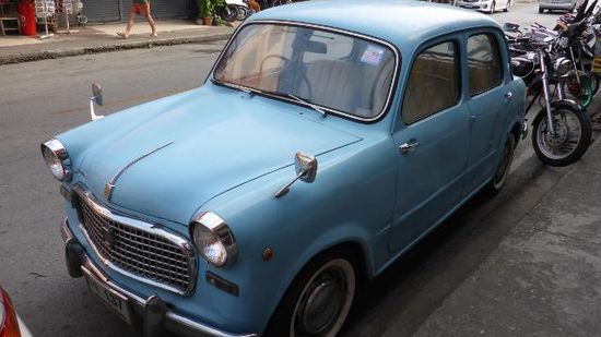 Alte Autos sind ja hier nicht ganz unbekannt, dann aber noch so einigermaßen gepflegt...