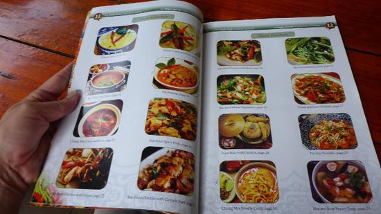 Erst mal muß ich mir 5 Grichte aussuchen, die ich kochen will. Meine wahl fällt auf:
1. Pat Paneng (Chicken-Eggplant..)
2. Kow Soi (Chiang Mai Noodle Curry)
3. Thumb Kaa Guy (Chicken in Coconut)
4. Kowpohd Song Kreu-ang (fried sweetcorn with chicken)
5. Kow Nee-ow ma-muang (Mango and sticky rice)