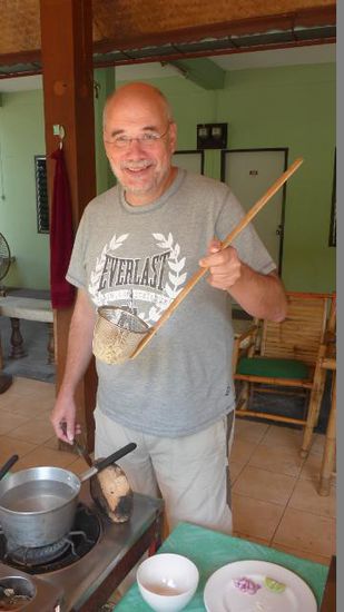 Das ist eines der am häufigsten gesehenen Kochgeräte (ausser der Wok), ein Sieb zum Nudelnkochen. Da hinein kommt immer die Portion Nudeln, die man braucht...