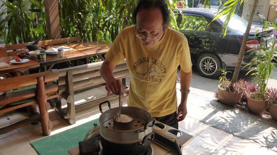 Parallel dazu haben wir den Sticky Rice zum dämpfen auf den Ofen gestellt, hier testet der Chef mal, ob der schon gut ist (war er)