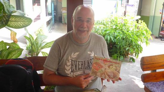 Und am Schluß gab es noch eine Urkunde, das Kochbuch und ein paar Reste für die morgige Fahrt nach Bangkok.
Jetzt geniesse ich den letzten Abend in Chiang Mai, trinke ein Bier und lese das Kochbuch.