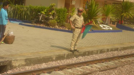 An manchen Bahnhöfen müssen wir auf den Gegenzug warten, dann wird die Ein und Ausfahrt mit Flaggen geregelt.