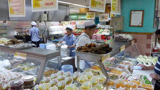 In den Riesenkaufhäusern war es dagegen sehr ruhig, kaum Menschen drin und in den Food-Centers wenig los.