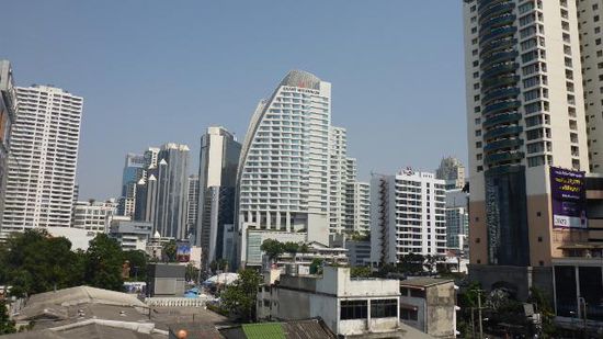 Bin dann an verschiedenen Stationen einfach mal ausgestiegen, um auch mal ein schönes Panorama der Hochhäusre einfangen zu können.