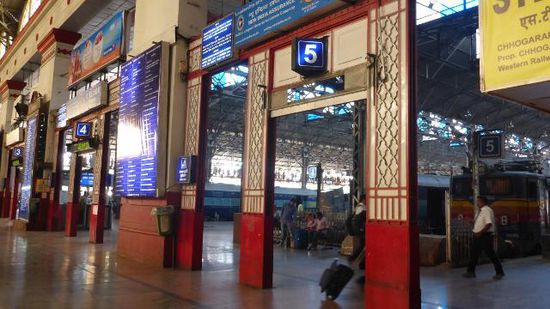 Von diesem schönen alten Bahnhof (Mumbai Central) ging es los