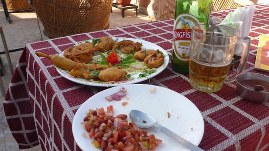 ....Begrüßungsgedeck ( Masala-Peanuts, mixed Pakoras und Kingfisher)