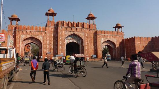 Durch mehrere solcher "Tore" ist die "Pink City" zu betreten, hier mal das Sanganeri Gate