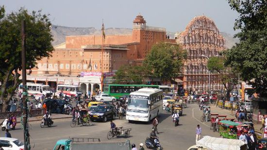 ..... auf das "Hawa Mahal" , den Palast der Winde, der eigentlich "nur" aus der 5stöckigen Fassade mit den darin eingelasssenen über 500 Fenstern besteht. Von hier aus kann man gut sehen , wie schmal das Teil eigentlich ist (nur das rechte Teil ist der Palast der Winde, das große ist der Stadtpalast
