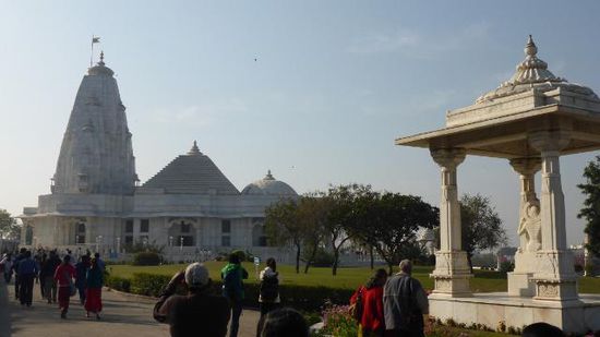 Erstes Ziel war der Laxminarayan Temple, der relativ neu ist, aber gerade im Morgenlicht sehr schön aussieht..