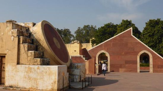 Dann ging es ins Jantar Mantar (Observatory), das hat ein schlauer Maharadscha vor fast 300 Jahren aufgebaut, hier kann man...