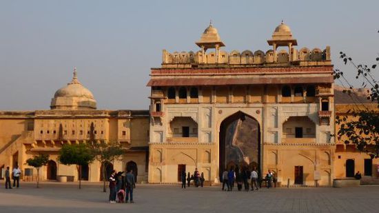 Am Schluß ging es dann hoch zum Amber Fort, die Hinfahrt ab Busparkplatz mit dem Jeep (9 Personen ohne Fahrer!!)