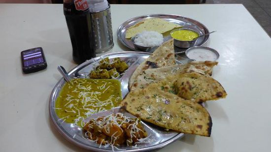 ...Rajasthani Thali. Und damit endet diser Bericht, ich werde mich auf jeden Fall noch mal aus Jaipur melden, denn es gibt noch einiges zu sehen.