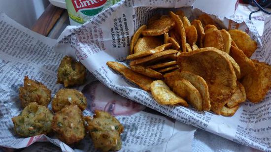 Ich genehmige mir zwischendurch mal einen kleinen Snack, Pakoras und Kartoffelchips