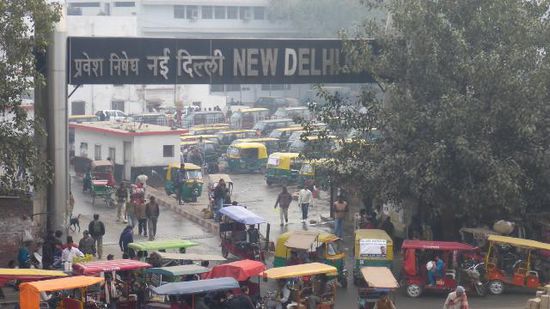 New Delhi Railway Station Morgens im Regen. Nach einem kurzen Versuch, doch noch was zu erkunden, gehe ich lieber erst mal zurück zu Hotel und komme später wieder.