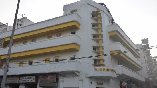Hier noch ein Bild von meinem Hotel in Delhi. Liegt sehr günstig am Bahnhof (ca. 250m zu Fuß) Zmmer nich zu groß, dafür morgens kostenlos Kaffee, Tee,(Internet den ganzen Tag!!) und die Lage unmittelber am Banhof und nicht weit von der Metro!