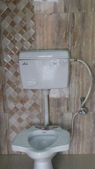 So sehen Toiletten aus, die allen kulturellen Bedürfnissen gerecht werden, gefunden im Bahnhof New Delhi