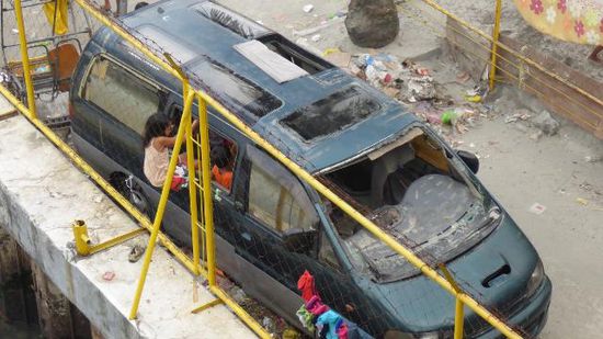 Ein gar nicht so altes Auto als Spielplatz, ziemlich ausgeschlachtet.