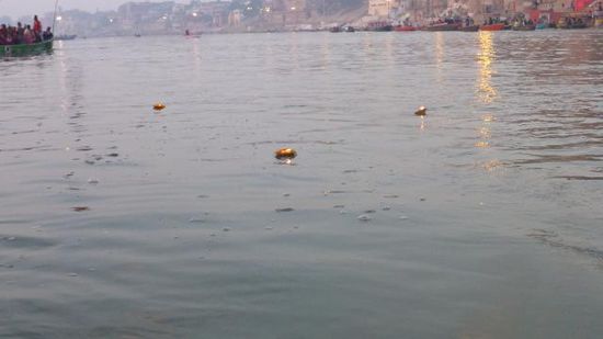 Von diesen Lichtern schwimmen am Morgen tausende im Ganges