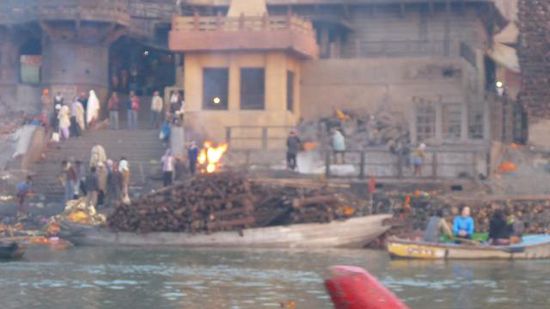 Eines der beiden Ghats, an denen die Toten verbrannt werden, um dann ihre Asche dem Ganges zu übergeben..