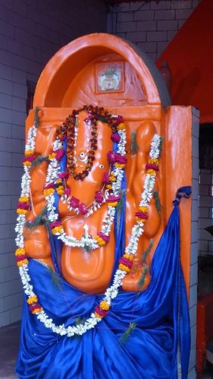 Und auch das ist schon bekannt, zu (fast) jedem haus gehört ein Tempel, hier mal wieder mit Ganesh