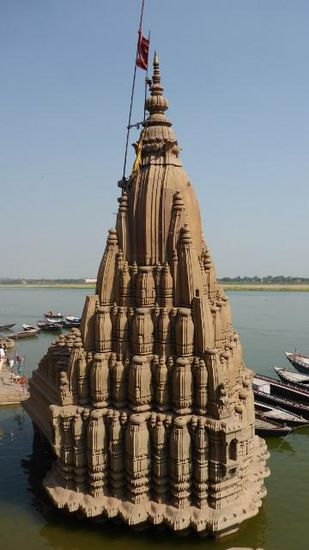 Das ist in der Nähe vom Manikarnika-Ghat, ein leicht ins Kippen geratener Tempel