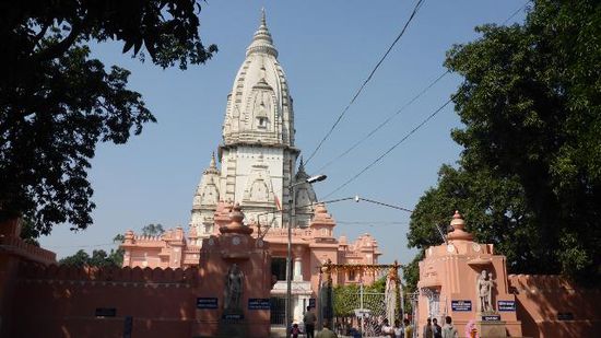 Das ist der Vishnawath-Tempel, der auch auf dem Unigelände liegt.