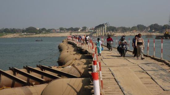 Und das ist die Pontonbrücke über den Ganges, zur Zeit wird aber an einer Großen Brücke gebaut