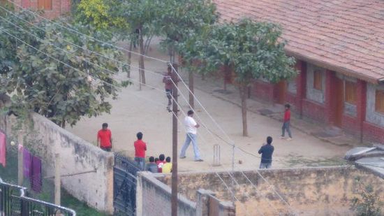 ...und kann auch noch den Kindern beim spielen auf dem Schulhof zusehen