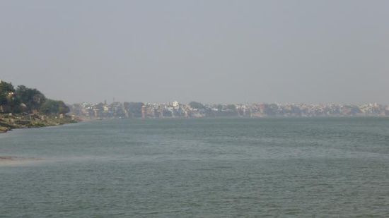 Der Blick von der Brücke Richtung Varanasi-Altstadt (ca.4km)