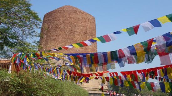 Das ist der Dharma Chakra Stupa, und das Bunte sind...