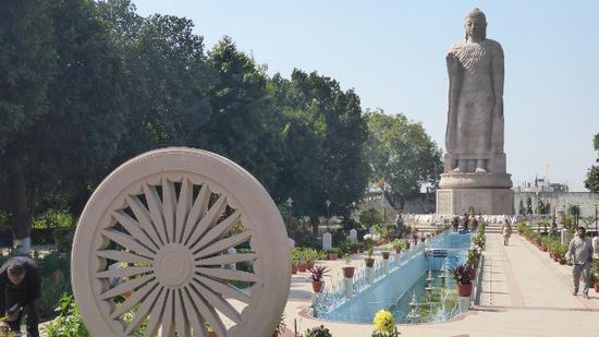 Und hier auf dem Gelände des Thai-Tempels (recht neu), mit einem 26m hohen Buddha