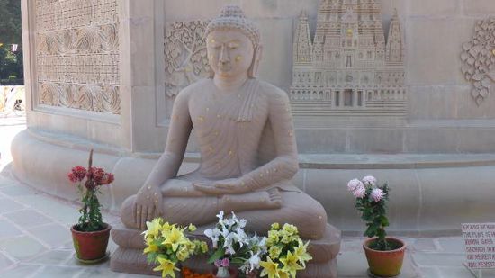Die Buddhas drumherum sind aus verschiedenen Anlagen hierhergebracht worden.