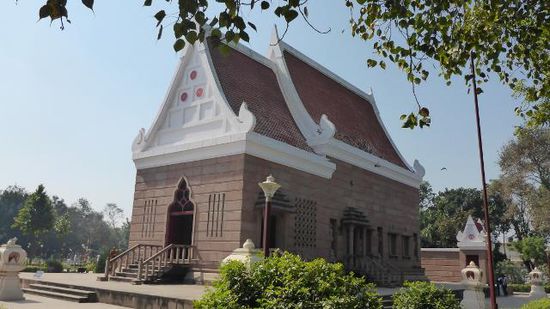Im Vergleich zum Riesenbuddha ein recht kleiner Tempel