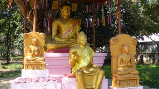 Das steht direkt neben dem Tempel